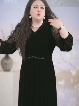 月伴夫人 新款大码丝绒拼接气质高端轻奢连衣裙#谁穿谁好看@DOU+小助手