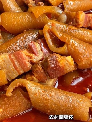 新鲜出炉的腊猪皮,🈶爱吃的老乡不!#家常美食 #原创视频 #传统美食 #强烈推荐