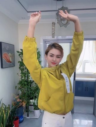 今天给你们上一款绝绝子的冲锋衣外套,一共八个颜色,每个都好看炸了!