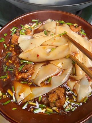 又宽又薄的土麦子大宽面太好吃咯,#大宽面 #裤带面 #太好吃了@DOU+小助手 @DOU+上热门 @DOU+好生意
