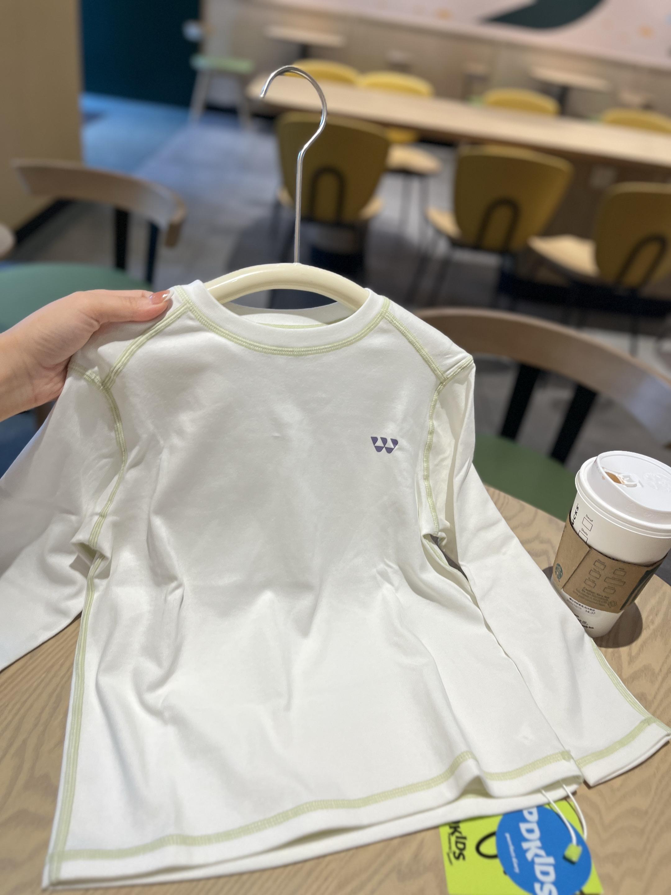 咕噜日记 居然把这件软的像第二层皮肤一样的长袖小T恤啊拿出来反季清仓了!! 他要是打完折,但凡六七十我都不会买的,但你看现在才多少,竟然比杂牌儿还便宜,真的特别值!! 它这一件儿就是90%的棉和少量的弹力氨纶,所以整件衣服啊,不仅摸上去非常的软糯细腻,还很有弹性,孩子上身啊真的是非常的舒服的,不管是套在里面当个内搭,还是直接单穿都特别的合适,而且它里面都是这种无骨缝制的,贴身穿是零摩擦,舒适度是直接拉满了的。 缺点就是清仓款库存已经不多了,如果你看还有合适的码的话,赶紧给孩子安排上。#儿童打底衫 #儿童长袖T恤#反季特卖#精致妈妈#性价比超高