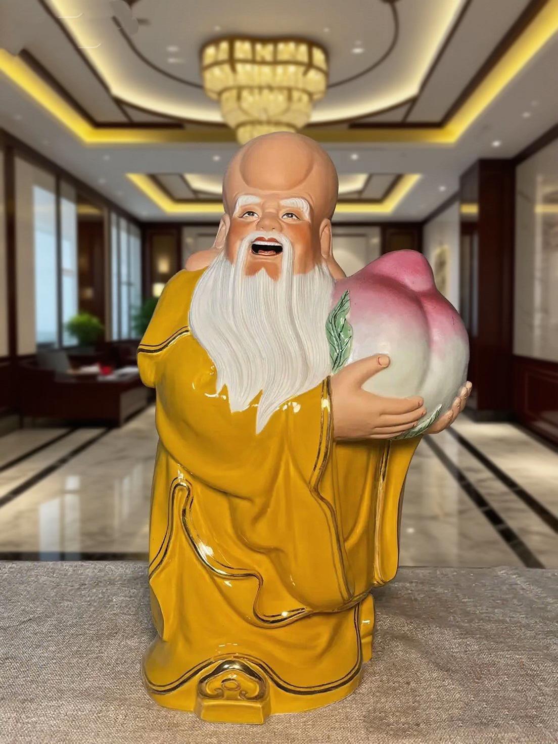 精品寿星捧桃景德镇雕塑瓷南极仙翁寿星老人。高:47厘米 精品寿星捧桃景德镇陶瓷手工雕刻黄地描金寿星公南极仙翁中式家用公司会所招财纳福摆件#景德镇蔷彬陶瓷有限公司 #寿星公摆件 #寿星 #南极仙翁老寿星 #源头实力厂家
