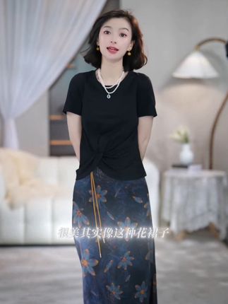 香云纱印花半裙,深蓝与明黄交织,花纹虚实结合,仿佛将一幅灵动的荷塘画卷裁剪下来,缝制成这一方独特的美丽。夏天去穿,还非常的凉爽舒适!穿出古典矜贵感!#香云纱半裙 #凉爽舒适 #复古优雅 #非遗工艺 #复古半裙