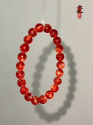 ✨被这抹橘红闪到了!满是金闪闪的日光石手链,戴在腕间像把夕阳揉碎了~晶体通透又显白,日常搭小裙子或简约T恤都很绝,戴它出门被问了好几次链接,谁戴谁是氛围感美人#手串 #手串搭配 #珠宝首饰 #今日分享