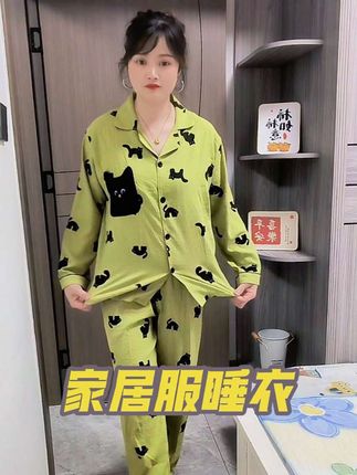 姐妹们,这套睡衣真的太舒服了!它是那种软绵绵的面料,上身就像被云朵包裹住一样,超级亲肤又透气,而且版型也很宽松,完全不会勒肉,宅家穿简直不要太合适了#穿搭 #睡衣 #家居服 #睡衣家居服 #套装