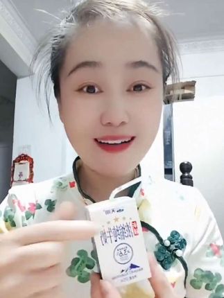 今天给大家推荐一款好喝的牛奶,就是这款来自新疆的天润浓缩纯牛奶。我买的是全脂的,一盒是125克,里面有20小盒,包装非常精美,而且日期也很新鲜,迫不及待想尝一口了。 打开盖子就能闻到浓浓的奶香味,入口丝滑醇厚,回味无穷,真的是太好喝了,家人们赶紧去下单吧!