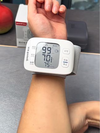 终于等到鱼跃腕式血压计来大活动了,到手才这个价也太划算了,符合医用标准测量精准稳定#血压计 #测血压 #臂式血压计 #家用电子血压计 #鱼跃血压计