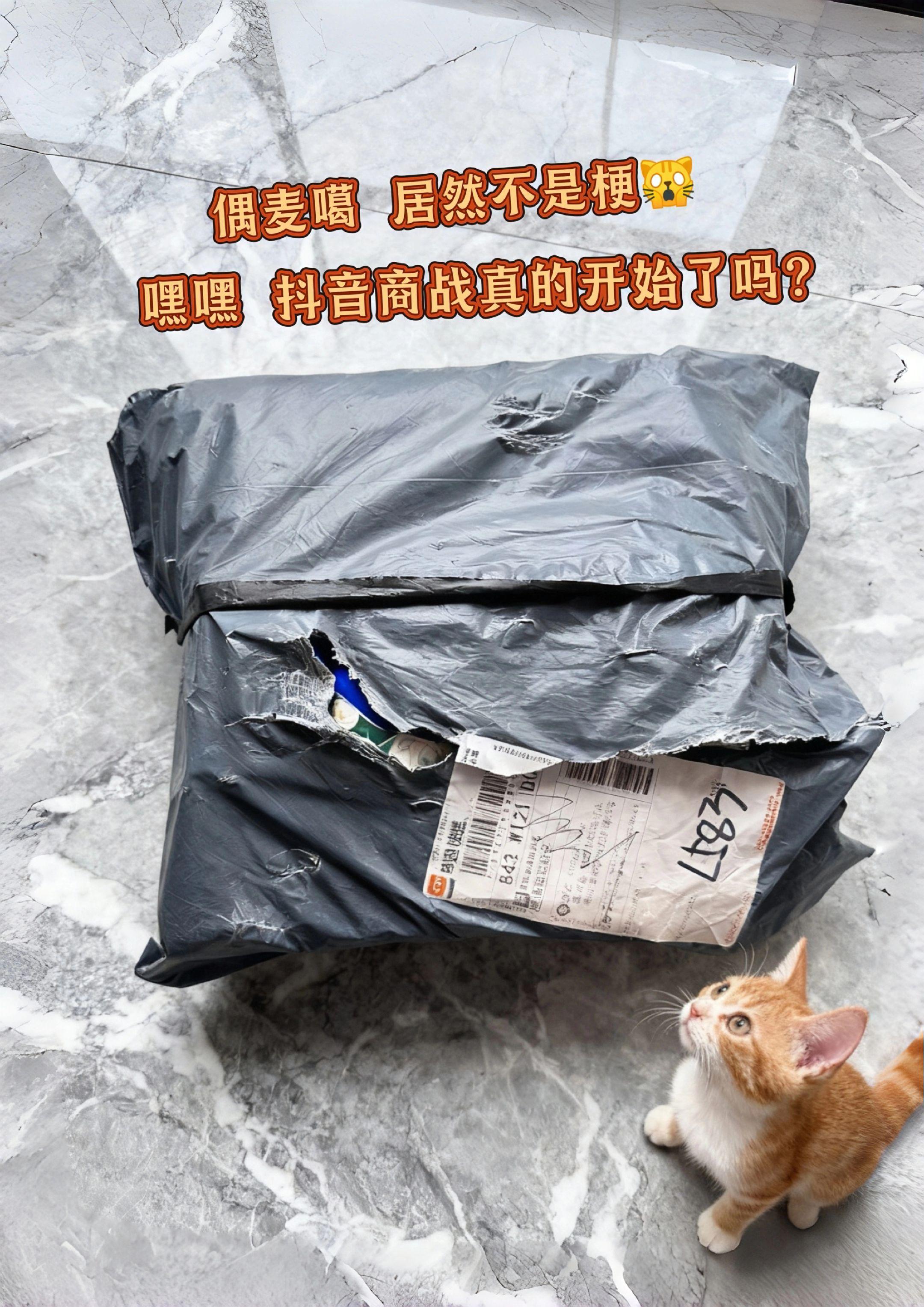 宝子们快盯紧!维达这款手帕纸的活动真的藏不住了! 平时出门不管是背小挎包还是大托特,我都会塞个两三包——毕竟吃饭溅到酱汁、洗手后擦手,或是夏天出汗擦脸,随时都能用上。尤其爱它的山茶花淡香,不是那种冲鼻的香精味,而是像路过花店时闻到的清新感,擦完手连指尖都带着浅浅的香,心情瞬间亮堂。而且纸张是真的厚实,三层叠在一起不容易破,擦嘴不粘毛、擦手吸得快,哪怕擦点轻微的污渍也不会透。现在趁活动价比平时便宜不少,我直接囤了两大箱,放家里、办公室、车上各备点,再也不怕临时找不到纸巾!#实用好物 #囤货分享 #维达山茶花手帕纸 #香氛纸巾 #生活小美好
