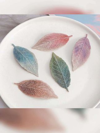 这个小夹子真的太适合我这种刘海尴尬期的人了,它是这种非常温柔的配色,而且上面的图案都是刺绣上去的,特别精致。出门的时候就这样随手一夹,不仅方便,还显得整个人都元气满满,少女感十足。平时在家或者上班上学的时候也可以这样夹着,简直不要太好看!