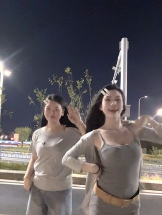 #有点上头 #微胖穿搭 阿冰带我跳😎#双人舞 #平价穿搭