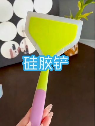 加宽的铲头,质地柔软,不易变形,耐硬外软,不会伤锅体,煎蛋烙饼容易翻面不掉落,炒菜都可以用的上挂孔设计,收纳很方便#硅胶铲#食品硅胶铲#不粘锅