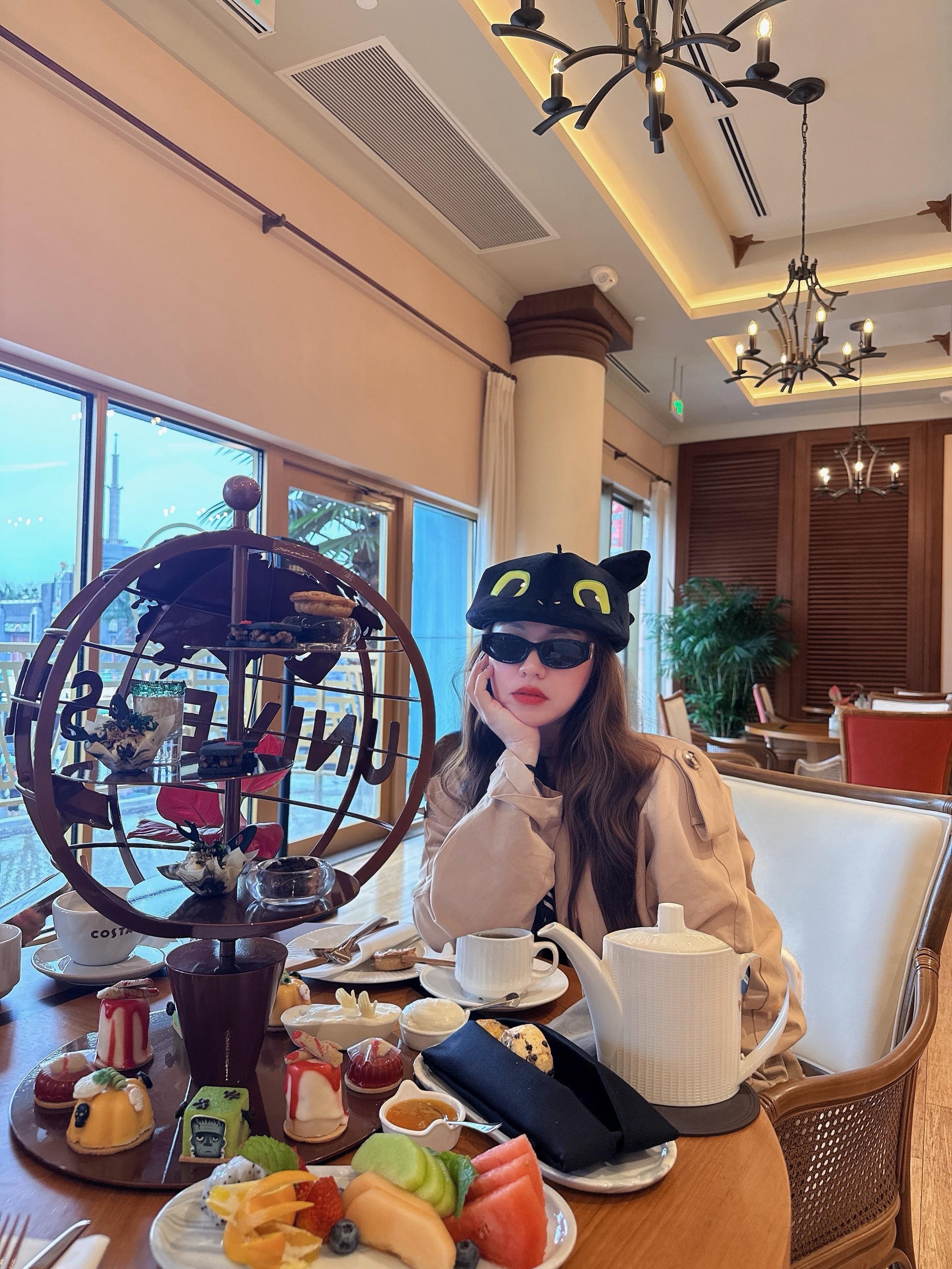 🎃万圣节好莱坞俱乐部下午茶🥂 超适合环球影城里露台上看花车游行.#一起去喝下午茶 #万圣节活动 #下午茶甜品 🍧#北京环球拍照#下午茶拍照的好地方