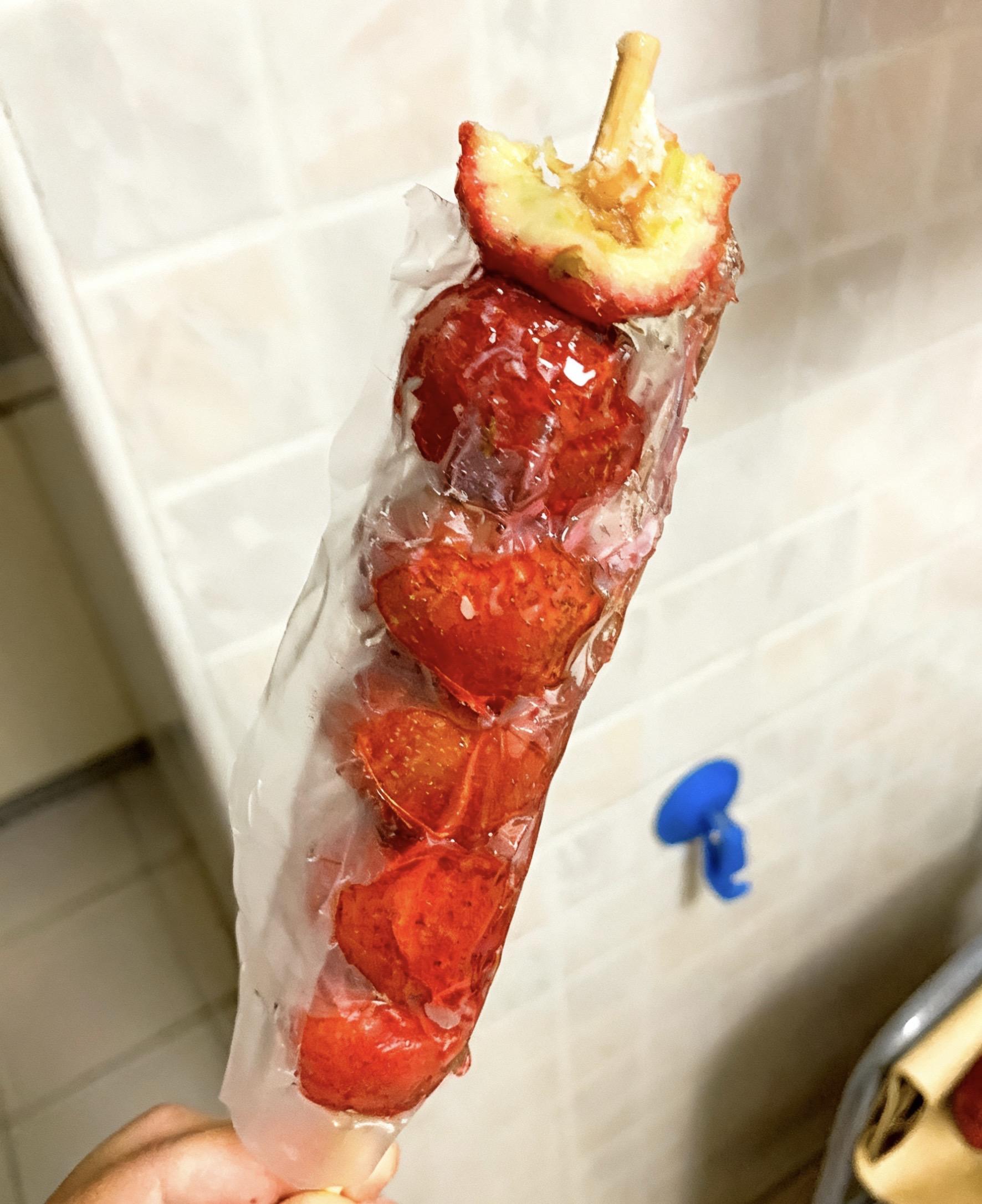 迷你山楂玩出新花样!去核后果肉软嫩,酸甜度刚好,咬开的瞬间,绵密椰馅带来满满惊喜,椰香混着山楂的酸,清新得像在海岛度假。小巧一颗揣兜超方便,饿了馋了来一个,解腻又解馋,这「海岛椰子夹心迷你山楂」,吃过的都夸绝!#迷你山楂#山楂 #解馋 #冰糖葫芦#谁懂这一口的好吃程度
