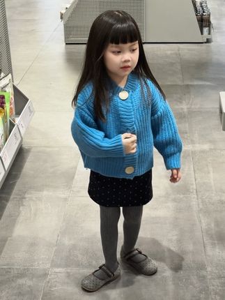那一年 遇见你 甚喜之 这世界乱糟糟 而你就是妈妈的那束光 我们的浪漫藏在一日三餐 朝夕相伴中 我永远享受养育你的过程 享受陪伴你长大的幸福 望你一生平安 健康喜乐 #骗你生女儿系列 #我的女孩👧🏻 #女童穿搭 #生女儿就是用来打扮的 #女儿穿搭