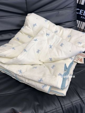 为我的蝴蝶结夏凉被打call~ 真的好软好软!像小宝宝口水巾..好睡到不行 太爱噜~,#夏凉被 #空调被 #床上用品 #面料柔软舒适 #可机洗夏被