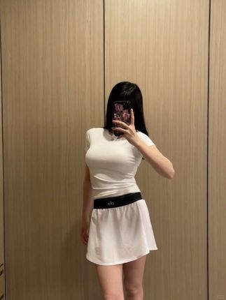 渐渐爱上白色🤍 网球裙🎾搭配修身短袖 #alo女孩 #白色穿搭 #肯豆同款 #alo网球裙 #alo穿搭