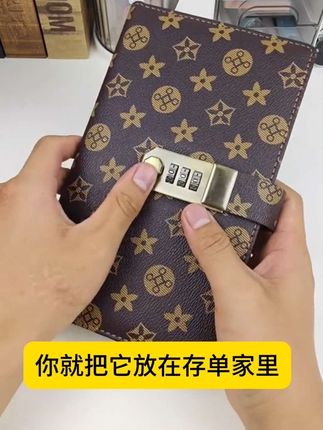 你家里是不是也有很多这样的纸质存单啊,为了更好的保管我们可以把它放进专门收藏的存单夹,这样不会损坏,不易弄丢!到期时间一目了然,实在是太方便了#存单夹 #存钱 #定期 #纸质存单