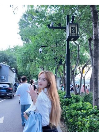 “我们 抓紧了所谓的人生”