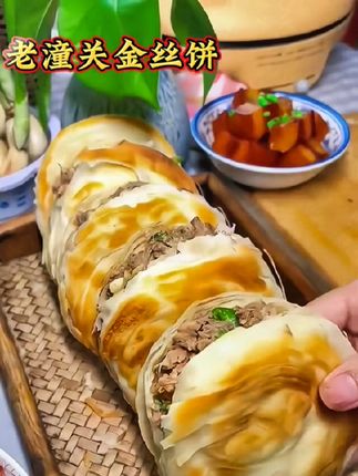 #老潼关肉夹馍千层饼 两面各烙个两三分钟就好了,再放上自己爱吃的肉臊子和青椒,一个简单的肉夹馍就做好了,既好吃又省事 #早餐吃什么 #在家做美食