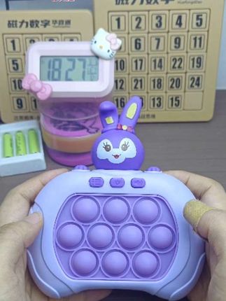喜欢玩手机看电视的孩子,不如给她准备上这个#儿童速推游戏机 ,不仅能够享受游戏的乐趣还能训练专注力,手眼协调能力,动手能力以及反应应变能力,快给你家孩子安排吧#益智玩具 #儿童益智玩具 #按按乐 #按按乐解压玩具 @DOU+小助手