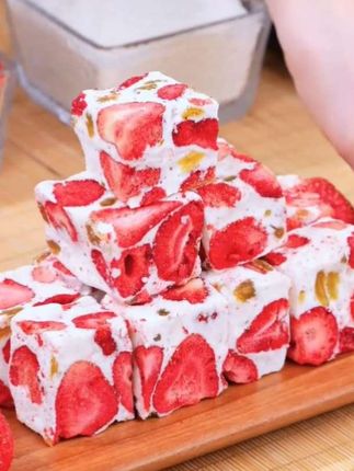 闺蜜推荐的这个草莓羊奶芙真的好吃绝了!软糯拉丝,微甜不腻!奶香浓郁!吃上一口就停不下来了#羊奶芙#雪花酥#零食推荐 #草莓#软糯香甜