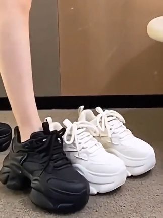新款春季百搭松糕厚底休闲运动鞋,增高小个子单鞋#脚宽脚胖都可以 #软底软面穿上超舒服 #时尚百搭女鞋 @DOU+小助手