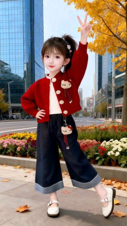 💥谁能拒绝这么甜的女童穿搭!Hello Kitty毛衣牛仔裤三件套太戳心了 谁懂啊!给女儿入的这套秋冬套装直接美到我的心巴上🥰 红色针织开衫上的Hello Kitty立体公仔萌到犯规,搭配阔腿牛仔裤和白色内搭,甜酷甜酷的,女儿穿上秒变时髦精~ 高马尾一扎,白色小皮鞋一蹬,在秋日都市街道里就是最亮眼的崽✨ 面料软乎乎的很亲肤,三件套的搭配省心又出片,日常穿或者节日穿都很可,闺蜜看了都问我要链接! 家有女宝的快冲,这套真的把可爱和时尚拿捏得死死的,穿去幼儿园被老师夸了好几天呢~#女童三件套 #女童甜美套装 #生女儿的快乐 #活泼可爱 #抖音图文计划 @抖加🔥上热门🔥dou+🔥热点宝 @DOU+上热门