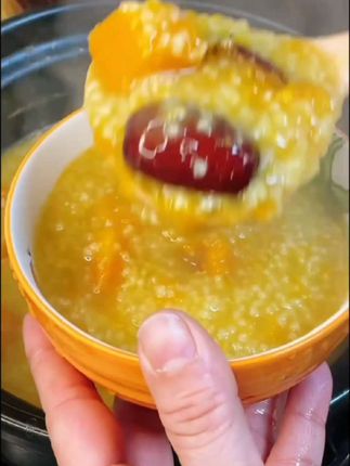 😎家人们,敖汉黄小米,那可是品质超棒😜!熬出的粥香浓可口😋,营养丰富😍,绝对是小米中的佼佼者😎!#敖汉黄小米 #美食推荐
