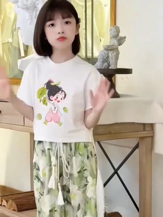 给宝贝买的这个小套装真的太喜欢了,就这种田园风的小衣服,夏天穿特别合适,而且它这个料子都是那种特别轻薄的,穿上身就很舒服,是这种宽宽松松的版型,所以胖瘦宝都能穿,这一整套不管是出门玩还是在家里面都很舒服,关键价格也不贵啊!#穿搭 #骗你生女儿 #小个子穿搭 #谁穿谁好看