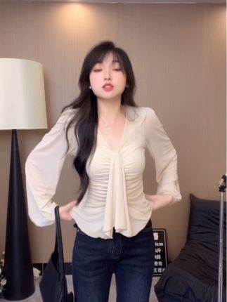 温柔纯欲氛围感长袖T恤女秋冬百搭褶皱设计V领收腰短款上衣00232#V领收腰短款上衣#视频同款上衣#早秋上衣