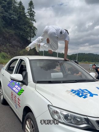 你们为什么会忘记拉手刹我真的搞不懂!@小黑哥 #专业动作请勿模仿 #万万没想到 #路人视角