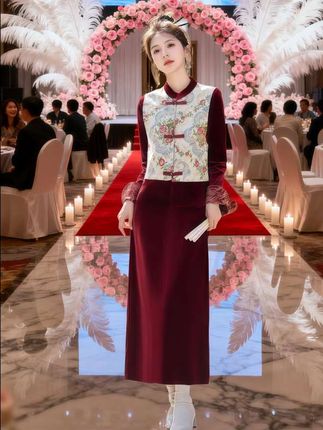 在中式婚宴上穿这套刺绣丝绒三件套,一出场就被追问链接!复古盘扣配花卉刺绣,丝绒长裙摇曳生姿,把古典优雅穿在身上,成为全chang焦点的秘密武qi~#婚庆礼服 #复古风婚礼穿搭#婚宴吸睛穿搭技巧#国风礼服yyds#秀出新国风