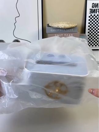 家里的茶几上,梳妆台 洗手台上都可以放上这样的#纸巾盒 #抽纸盒 不仅可以放抽纸,还可以放遥控器收纳各种小杂物。#桌面收纳盒 #桌面纸巾盒 #多功能抽纸盒推荐