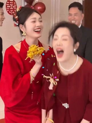 😀💕💕💕谁懂‼️好喜欢婚礼这一刻🥰 第一次见老妈这么笑哈哈太可爱了 #每一个幸福瞬间都值得被记录 #喜妈妈 #红礼服盛装出席 #婚礼妈妈装💕💕👗