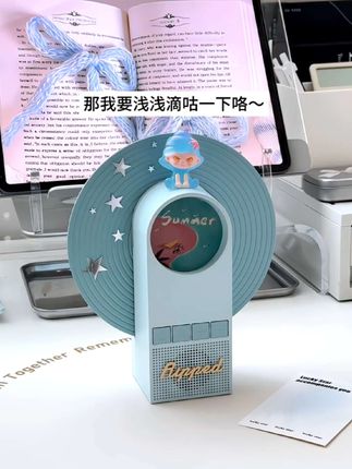 我也不想夸,但是这个礼物真的很怦然心动,谁懂这个礼物直接送到我心巴上了!,礼物包装送人超有仪式感,蓝色真的很有夏天的味道~,会旋转的CD搭配可爱的夜光大表姐,晚上真的绝美啊家人们,音质也是很不错 简直是平价礼物天花板,学生党真的爱了~,#生日礼物 #送闺蜜的礼物 #送女生礼物 #平价好物 #蓝牙音箱