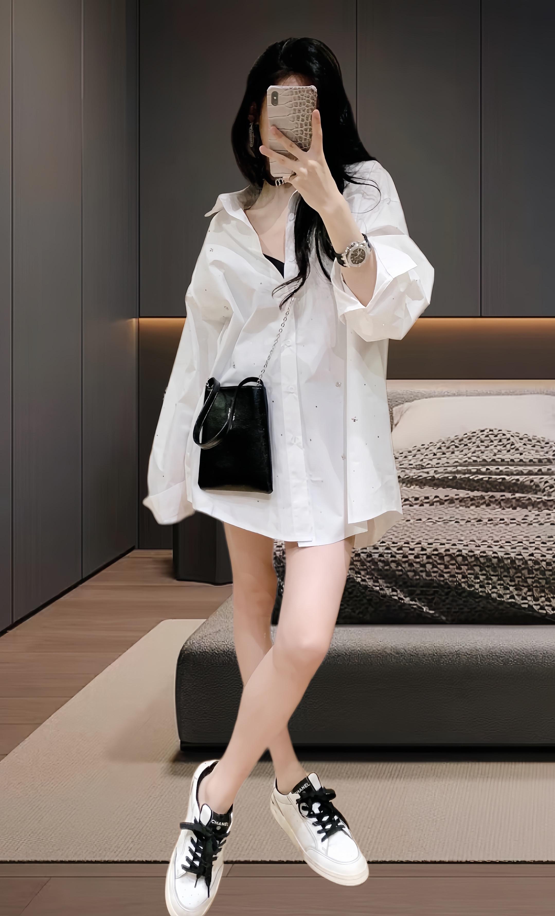 姐妹们,太爱这种慵懒风了!这款白色重工烫钻衬衫!简约又高级,时尚又百搭,面料挺阔有型有质感,不挑身材,小个子也可以放心穿!#显瘦穿搭#美出高级感#白衬衫#时髦精#早秋穿搭