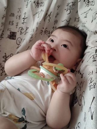 洗完澡玩曼哈顿球,手脚并用,连摇带拉,一脚踢到我手上,视频录的就这样七零八碎,这曼哈顿球真是既可以当摇摇玲,又可以当牙胶,还可以练拉力防止拇指内扣,还可以练宝宝的专注力,还是止哭神器,宝妈们听话,必备哈哈哈!#人类幼崽成长记 #长牙期的宝宝 #牙胶 #曼哈顿球