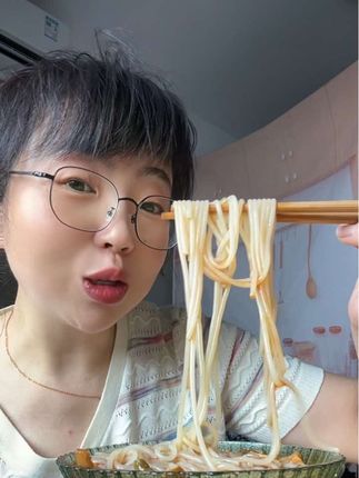 如果你还没尝试过臭宝柳州螺蛳粉,那么现在就是时候了!保证让你爱上这个味道,快来试试吧!#太好吃了 #灵魂宵夜 #这个真的太好吃了 #太香啦 #美食解压