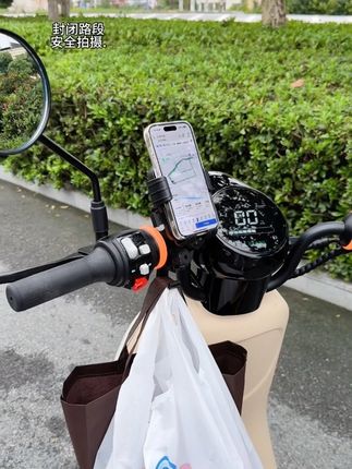 一款简单小巧的#手机支架 ,不仅出行可以用来放手机,自带的小挂钩还可以用来挂一下零食菜袋。 #电动车支架 #电动车配件