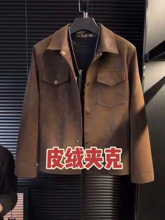 #电商好看计划 兄弟们,这件皮绒一体的夹克真的太帅了!内里加绒,保暖又有型,皮质面料质感超棒,上身特别有气质。而且修身的版型非常显瘦,一点也不臃肿,冬天穿它出门既好看又暖和。@DOU+上热门 @DOU+小助手