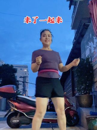 别偷懒一起来一看就会的呼啦圈居家锻炼,不做肥婆娘改变最美的你#打卡坚持自律 #别说你不行 行行出状元抖音推广瘦腰瘦腿暴汗健康瘦身加油