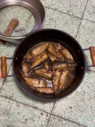 农村农家饭:汉沽特色叉鱼 铸铁大炖锅 炖鱼炖肉 一锅出都特别好用