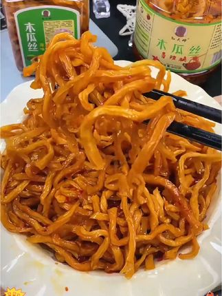 精选新鲜木瓜去皮切丝搭配辣椒制作,吃起来哏啾啾的嘎嘣脆,又脆又辣超好吃!#木瓜丝#香辣木瓜丝#超好吃#下饭菜#解馋