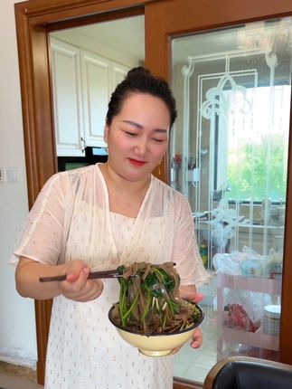 今天煮的中宽 红薯面条吃着美哩很 可带劲 #河南老家味道 #红薯面条 #低脂粗粮 #快来一起尝个鲜 #百吃不厌
