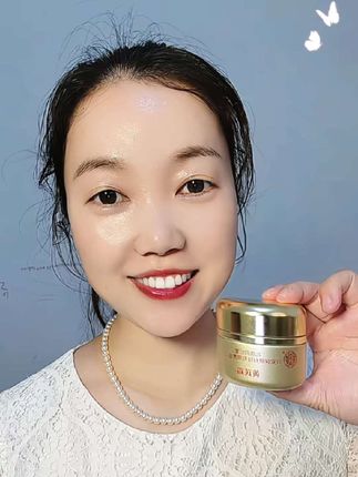 姐妹们,皮肤干燥起皮,粗糙暗黄没有光泽的,带回家试试给自己一个机会#好皮肤养出来 #黄芪霜#提亮肤色改善暗沉 #超便宜超划算