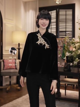 #帽子一戴谁都不爱 姐妹们,这件新中式上衣真的太美了!低调又高级的感觉,版型很宽松,一点都不挑身材,纯纯的中国风设计,穿上特别显气质,不管是单穿还是叠穿都很好看。天气变冷后还能当内搭,外面随便套个外套就行,喜欢就别犹豫,赶紧下单吧! #原创设计 #高级感穿搭 #秀出新国风 #美出新高度 @DOU+小助手 @DOU➕小助理 @抖音小助手 @DOU+上热门 @抖音创作小助手