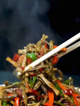#干豆角烧肉 这就是咱们的农家干豆角,它是经过太阳自然晾晒而成的,吃起来清香又健康。而且它的做法很简单,炒之前先用开水泡发变软之后可以用来炒菜或者是炖肉,嚼起来干香干香的非常下饭,#干豆角 #下饭菜 #开胃菜 #农村生活