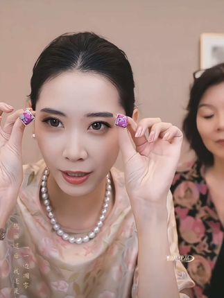#复古 #新中式 #耳钉 #优雅气质 #穿搭 @DOU+小助手