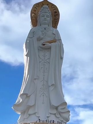 《观音秋月偈》  其一·澄明境 琉璃盏中贮秋光 观音目如初月霜 照见恒河沙数苦 犹垂杨枝拭八荒  其二·无尘心 桂香漫洒补衲衣 莲座浮空不沾泥 千江有水千江月 万里无云万里西  其三·慈悲舟 月舟载梦过寒潭 倒映慈容十三面 耳畔忽闻潮音起 原是心海自扬帆  其四·清凉偈 银汉斜挂白玉梳 理顺三千烦恼丝 若问菩萨在何处 秋露正悬未落时 #原创 #南海观音 #愿所有人平安健康 #禅悟人生 #慧華
