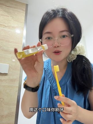 今天去朋友家吃了大鱼大肉,掏出我的便携牙刷,把牙齿刷干净,说话都更自信#白惜牙膏 #便携牙膏牙刷盒